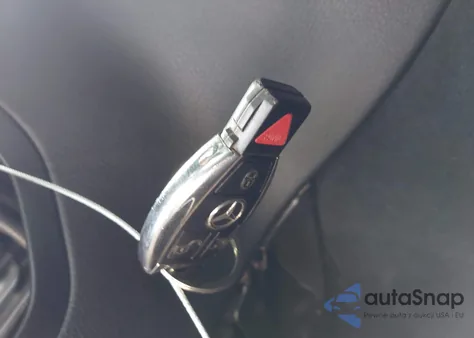 2015 Mercedes-Benz C 300 4Matic z USA, uszkodzony, nr VIN 55SWF4KB4FU021991